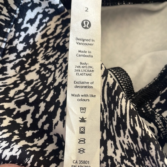 Lulalemon leggings, super comfortable, barely used.black and white size 2 - Picture 3 of 5